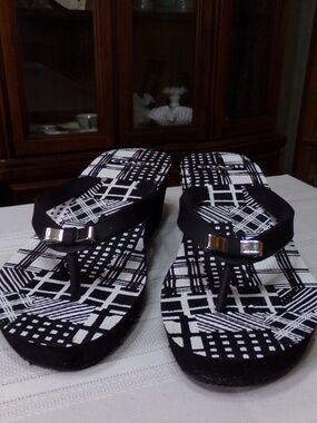 NWOB Coach New York Geometric Graphic Print Thong Bow Wedge Sandal Blk/Wh SzUS 7